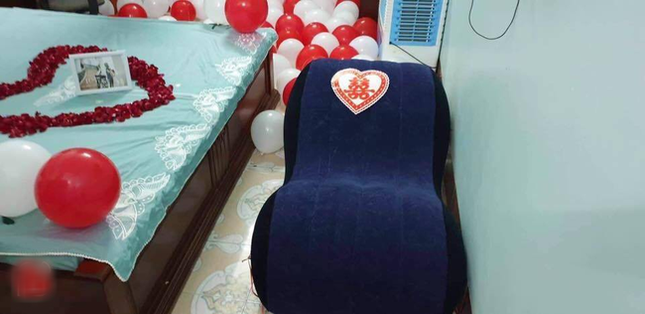 Hết tặng quà cưới thời bao cấp, hội bạn thân nhà người ta tâm lý tặng hẳn ghế tình yêu ảnh 3
