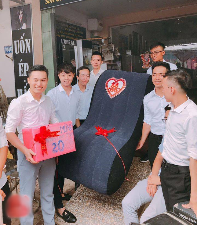 Hết tặng quà cưới thời bao cấp, hội bạn thân nhà người ta tâm lý tặng hẳn ghế tình yêu ảnh 2