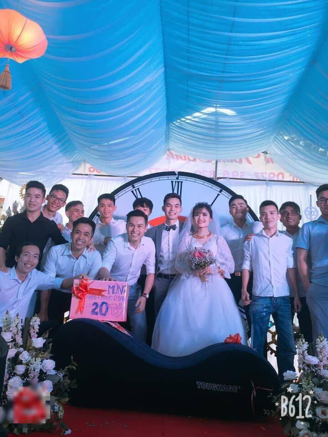 Hết tặng quà cưới thời bao cấp, hội bạn thân nhà người ta tâm lý tặng hẳn ghế tình yêu ảnh 1