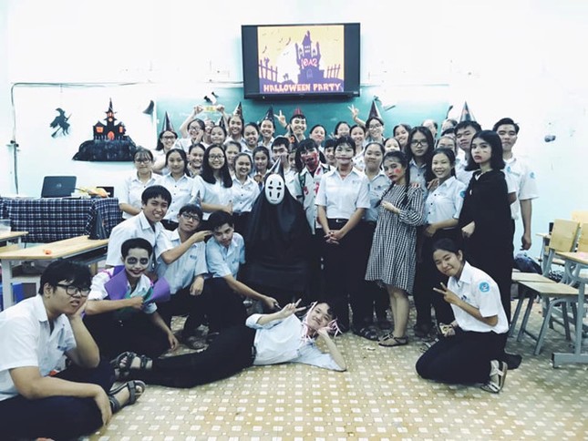 Thầy giáo Khánh Hoà hóa thành Vô Diện trong tiệc Halloween ở lớp ảnh 3