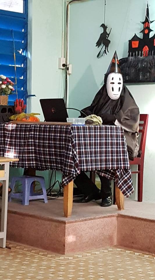 Thầy giáo Khánh Hoà hóa thành Vô Diện trong tiệc Halloween ở lớp ảnh 2