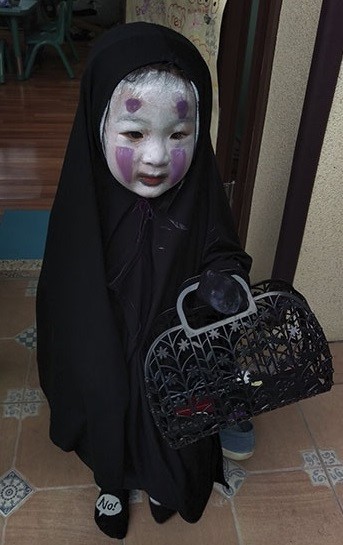 Thầy giáo Khánh Hoà hóa thành Vô Diện trong tiệc Halloween ở lớp ảnh 5