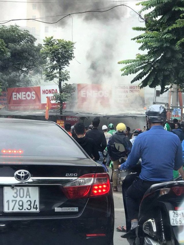 Hà Nội: Sau tiếng nổ lớn, tiệm sửa xe bốc cháy dữ dội, người đi đường hoảng loạn bỏ chạy ảnh 1
