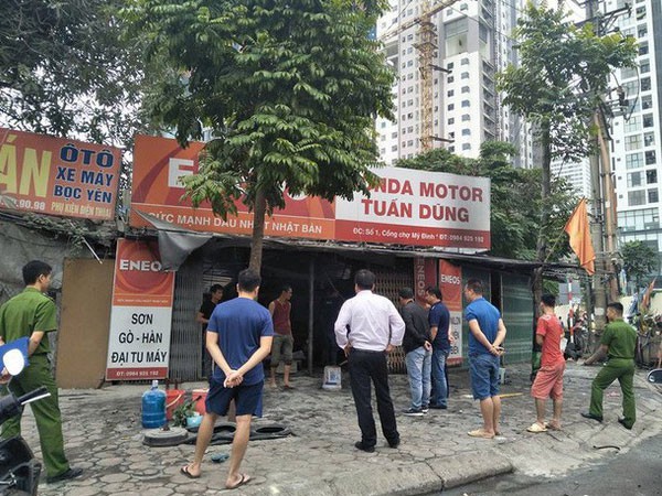 Hà Nội: Sau tiếng nổ lớn, tiệm sửa xe bốc cháy dữ dội, người đi đường hoảng loạn bỏ chạy ảnh 2
