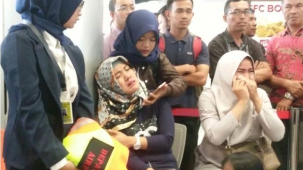 Tìm thấy các mảnh vỡ trôi nổi trên biển của máy bay Indonesia chở 188 người ảnh 8