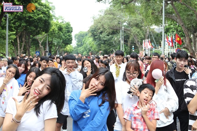Hà Nội: Fan K-pop rủ nhau "quẩy" Random Dance ở phố đi bộ Hoàn Kiếm ảnh 2