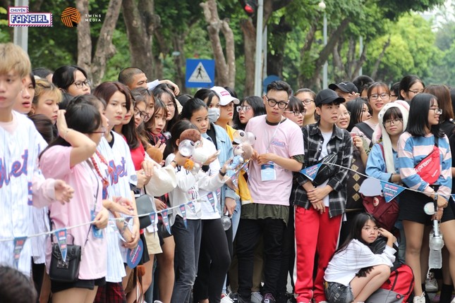 Hà Nội: Fan K-pop rủ nhau "quẩy" Random Dance ở phố đi bộ Hoàn Kiếm ảnh 1