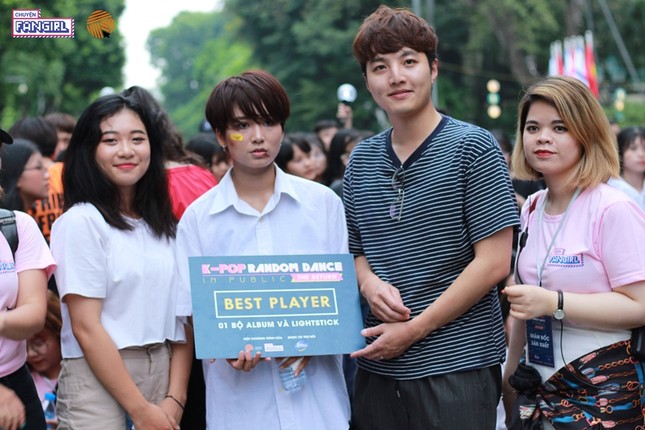 Hà Nội: Fan K-pop rủ nhau "quẩy" Random Dance ở phố đi bộ Hoàn Kiếm ảnh 5