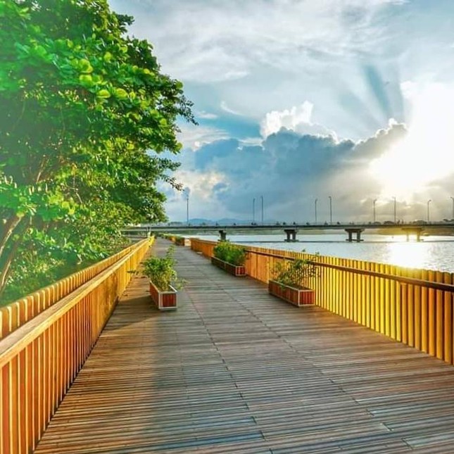 Chưa kịp đẹp bền lâu, cầu đi bộ lát gỗ lim đình đám ở Huế đã trở nên "xấu xí" ảnh 2