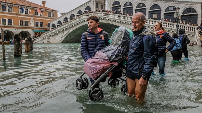 Thủy triều cao kỷ lục sau 10 năm, Venice ngập nặng ảnh 1
