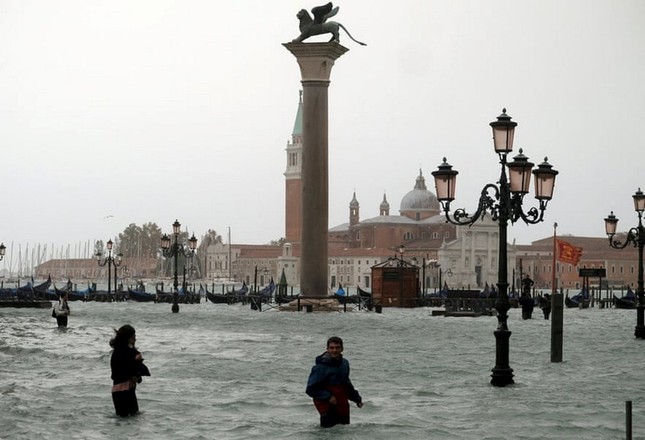 Thủy triều cao kỷ lục sau 10 năm, Venice ngập nặng ảnh 2