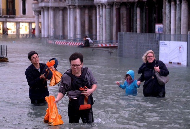 Thủy triều cao kỷ lục sau 10 năm, Venice ngập nặng ảnh 7