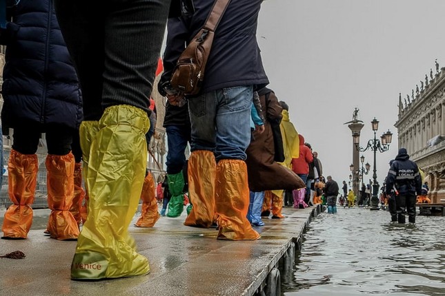 Thủy triều cao kỷ lục sau 10 năm, Venice ngập nặng ảnh 8