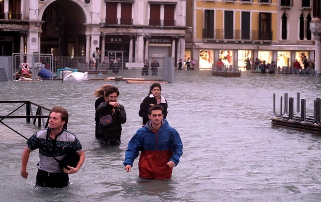 Thủy triều cao kỷ lục sau 10 năm, Venice ngập nặng ảnh 9