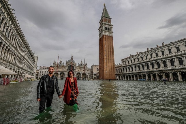 Thủy triều cao kỷ lục sau 10 năm, Venice ngập nặng ảnh 10