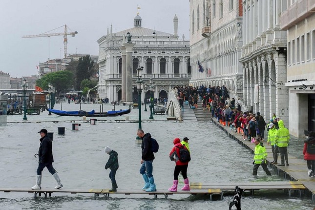 Thủy triều cao kỷ lục sau 10 năm, Venice ngập nặng ảnh 3