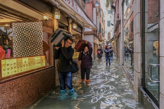 Thủy triều cao kỷ lục sau 10 năm, Venice ngập nặng ảnh 4