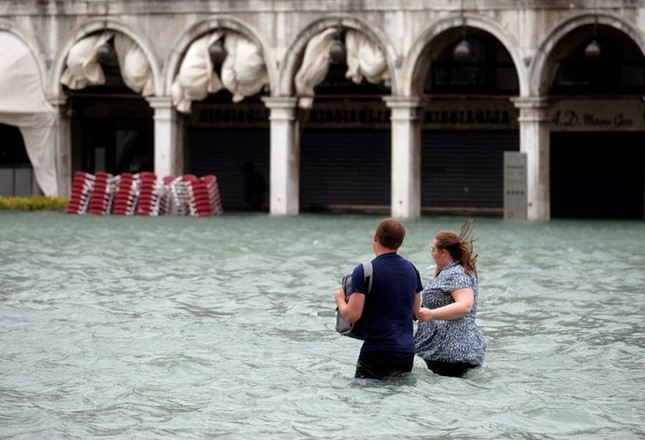 Thủy triều cao kỷ lục sau 10 năm, Venice ngập nặng ảnh 5