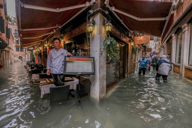 Thủy triều cao kỷ lục sau 10 năm, Venice ngập nặng ảnh 6