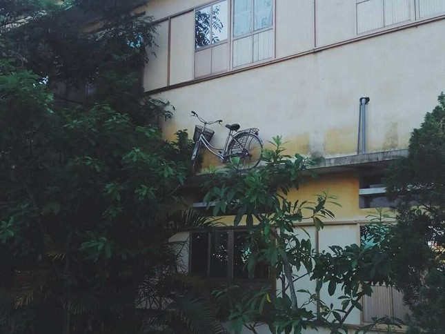 Không ai nghịch bằng học sinh: Giấu xe của bạn lên cả... mái nhà! ảnh 2
