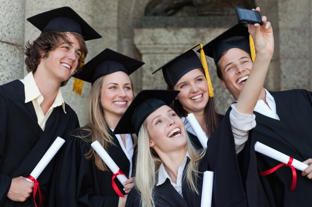 Lễ tốt nghiệp ĐH Oxford bị trì hoãn do nữ sinh... đi giày cao gót, không đi tất ảnh 2