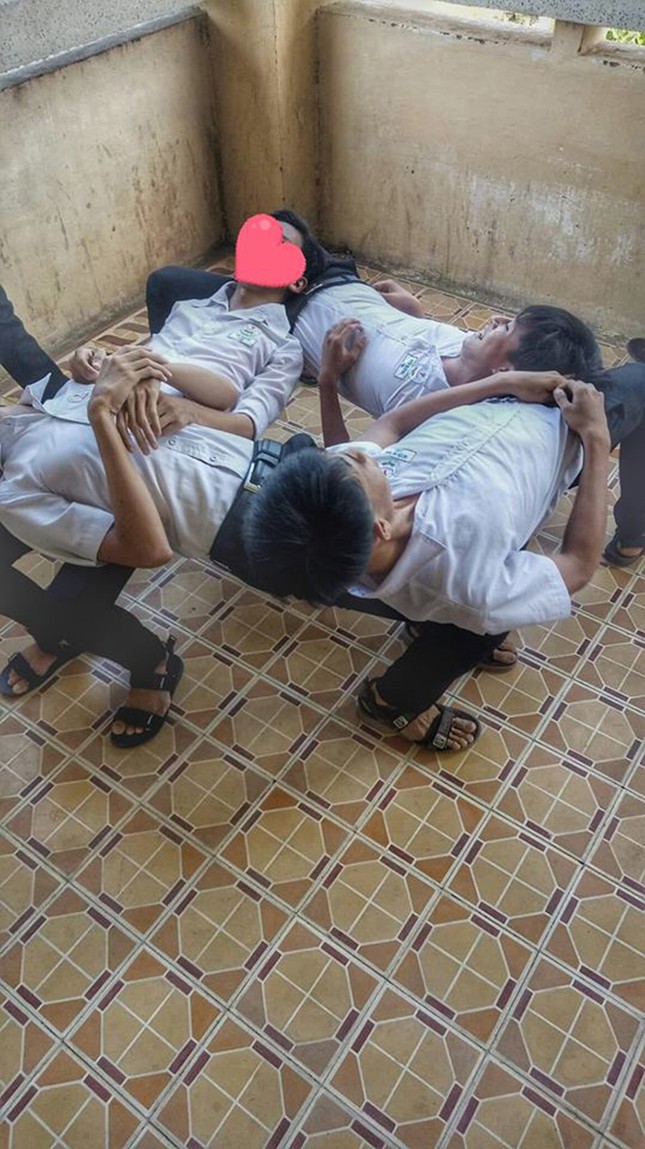 "Nằm gối đầu lên nhau" - trào lưu mới "đại náo" lớp học của teen Việt ảnh 1