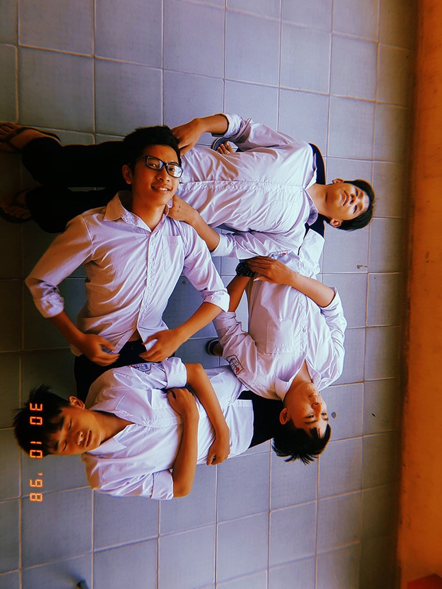 "Nằm gối đầu lên nhau" - trào lưu mới "đại náo" lớp học của teen Việt ảnh 2