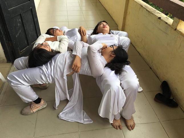 "Nằm gối đầu lên nhau" - trào lưu mới "đại náo" lớp học của teen Việt ảnh 3