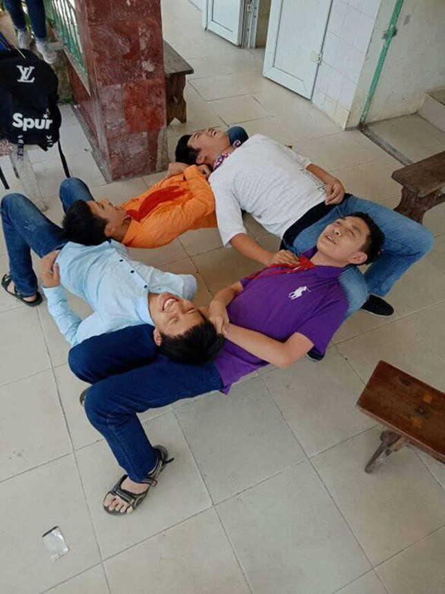 "Nằm gối đầu lên nhau" - trào lưu mới "đại náo" lớp học của teen Việt ảnh 4