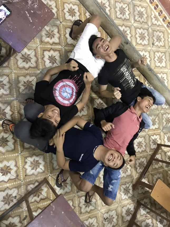 "Nằm gối đầu lên nhau" - trào lưu mới "đại náo" lớp học của teen Việt ảnh 5