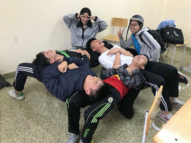 "Nằm gối đầu lên nhau" - trào lưu mới "đại náo" lớp học của teen Việt ảnh 6