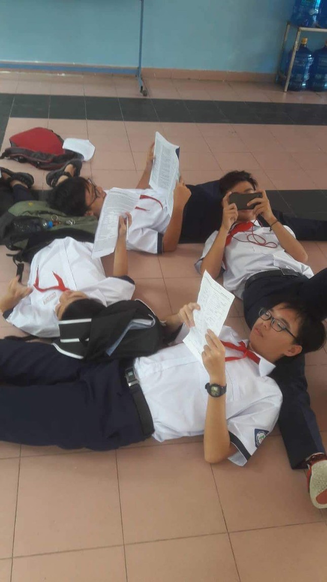 "Nằm gối đầu lên nhau" - trào lưu mới "đại náo" lớp học của teen Việt ảnh 7