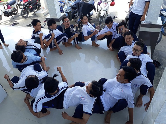 "Nằm gối đầu lên nhau" - trào lưu mới "đại náo" lớp học của teen Việt ảnh 8