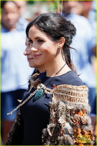 Công nương Meghan Markle lộ rõ bụng bầu 4 tháng khi thăm New Zealand ảnh 2