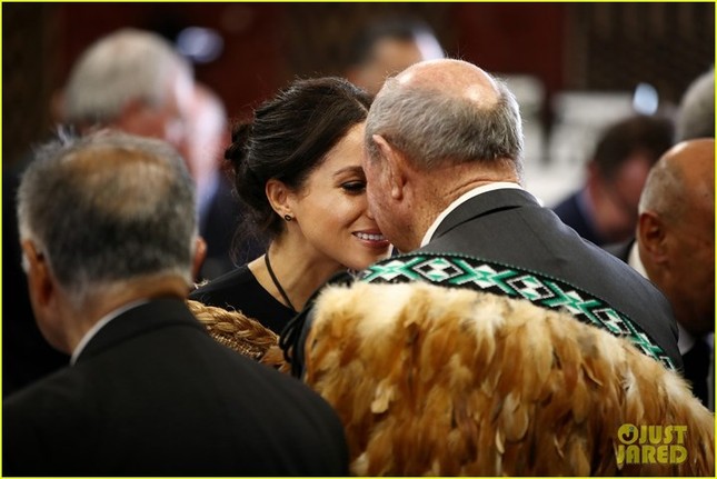 Công nương Meghan Markle lộ rõ bụng bầu 4 tháng khi thăm New Zealand ảnh 15