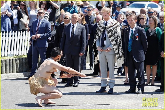 Công nương Meghan Markle lộ rõ bụng bầu 4 tháng khi thăm New Zealand ảnh 4