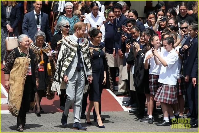 Công nương Meghan Markle lộ rõ bụng bầu 4 tháng khi thăm New Zealand ảnh 6