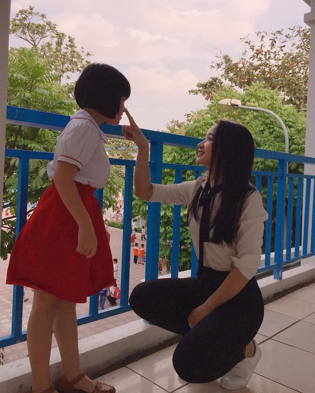 Cô giáo tiểu học gây sốt cộng đồng mạng vì… quá xinh đẹp ảnh 3