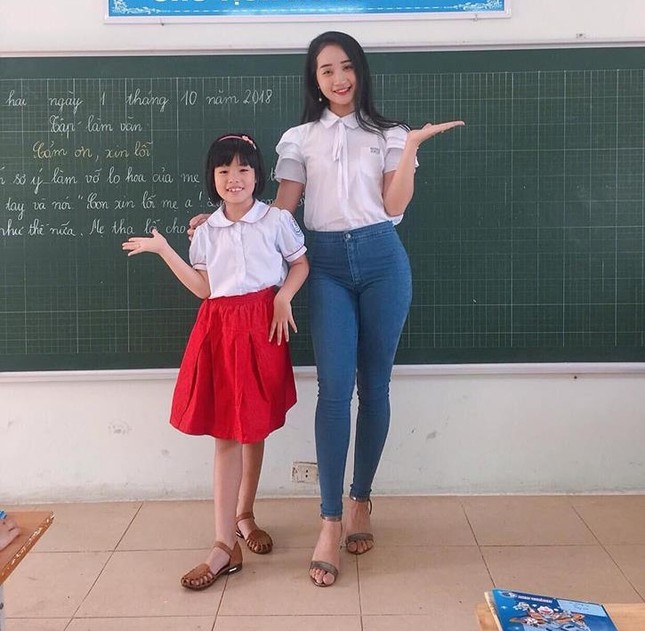 Cô giáo tiểu học gây sốt cộng đồng mạng vì… quá xinh đẹp ảnh 1
