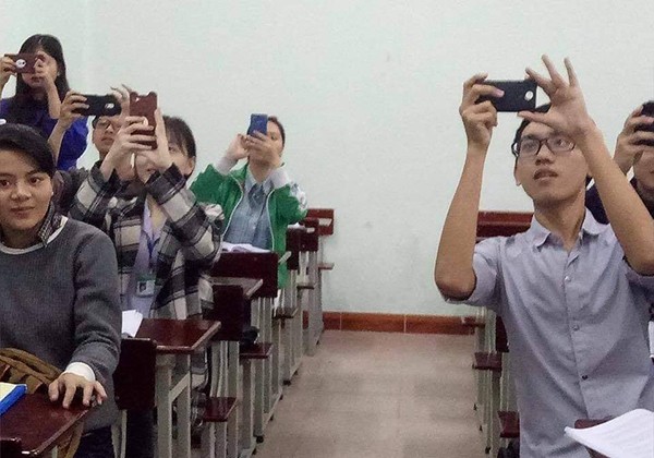 Ghi chép ư? Xưa rồi! Chụp ảnh bài giảng mới là cách học đang "dậy sóng" ảnh 1