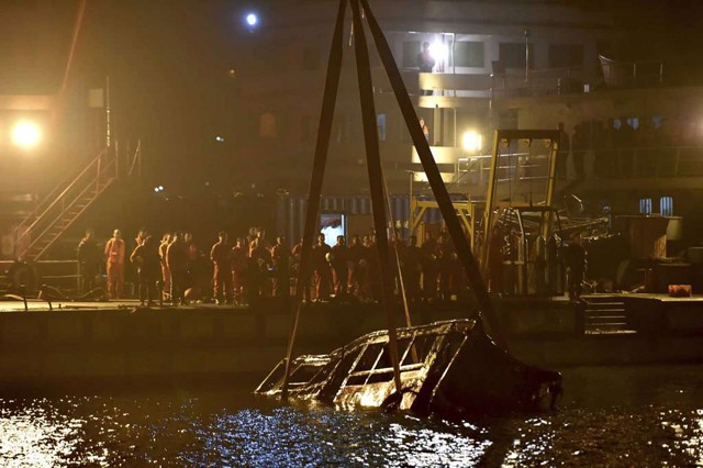 Trung Quốc: Xe buýt rơi xuống sông Trường Giang vì hành khách đánh tài xế ảnh 1