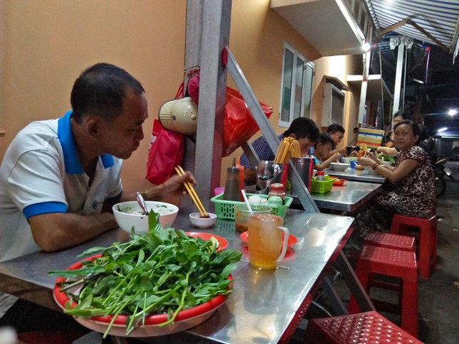 Quán phở tên lạ 35 năm níu chân người Sài Gòn bởi mùi thơm khó cưỡng ảnh 1