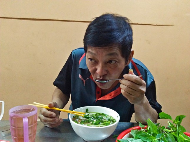Quán phở tên lạ 35 năm níu chân người Sài Gòn bởi mùi thơm khó cưỡng ảnh 4