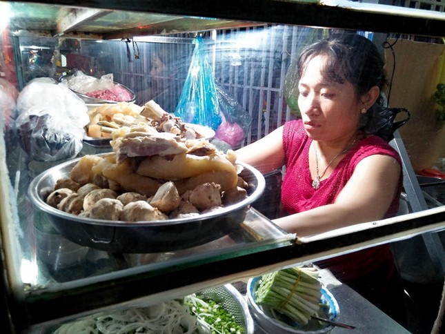 Quán phở tên lạ 35 năm níu chân người Sài Gòn bởi mùi thơm khó cưỡng ảnh 2
