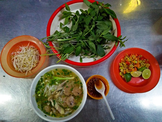 Quán phở tên lạ 35 năm níu chân người Sài Gòn bởi mùi thơm khó cưỡng ảnh 3