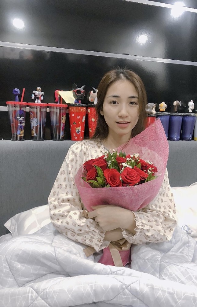 Bạn trai Hòa Minzy chia sẻ hình ảnh nữ ca sỹ tươi tắn trên giường bệnh ảnh 3