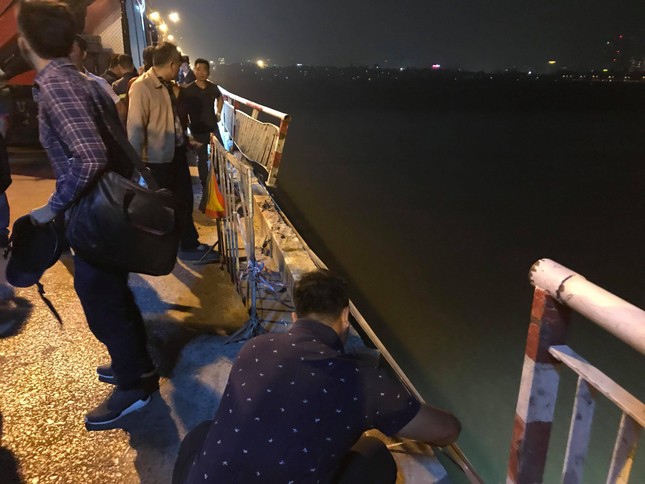 Hà Nội: Ô tô rơi khỏi cầu Chương Dương, nghi có vài người mắc kẹt trong xe ảnh 1