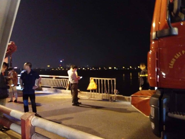 Hà Nội: Ô tô rơi khỏi cầu Chương Dương, nghi có vài người mắc kẹt trong xe ảnh 2