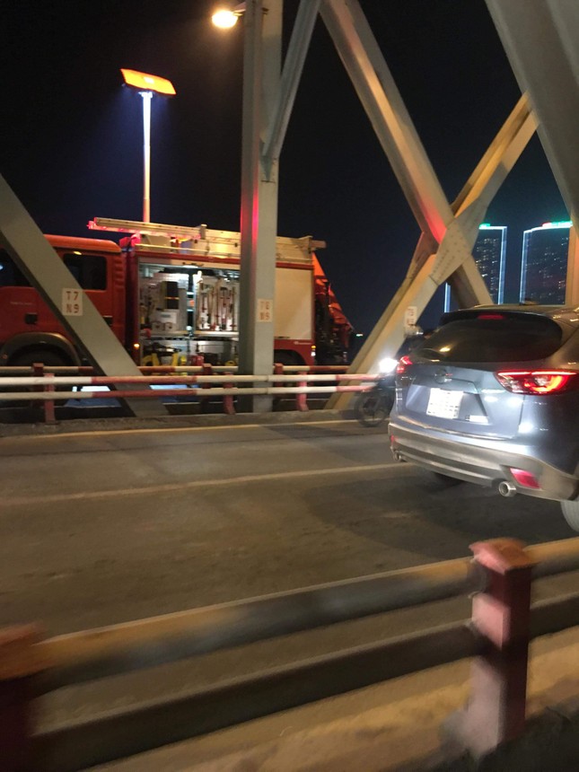 Hà Nội: Ô tô rơi khỏi cầu Chương Dương, nghi có vài người mắc kẹt trong xe ảnh 9