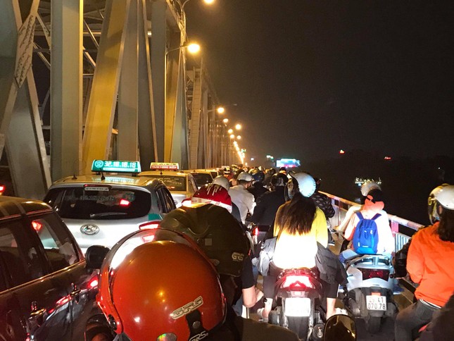 Hà Nội: Ô tô rơi khỏi cầu Chương Dương, nghi có vài người mắc kẹt trong xe ảnh 10